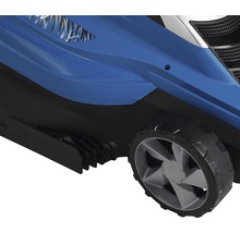 Detailansicht eines Rasenmähers mit Rad und Gehäuse