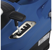 Detailansicht des Schalthebels eines blauen Kinderautos