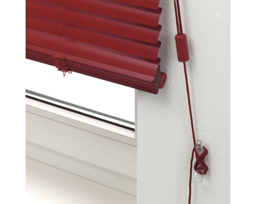 Nahaufnahme einer roten Jalousie am Fenster mit Bedienkordel.