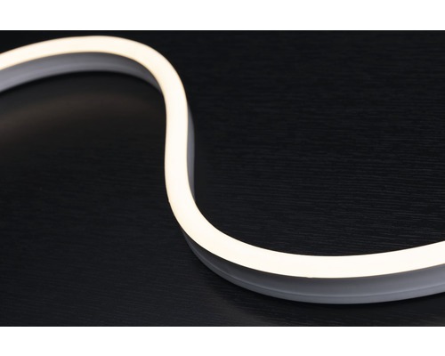 Flexible LED-Lichtleiste auf einer dunklen Oberfläche