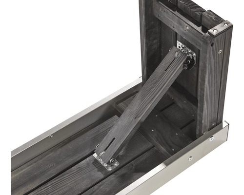 Detailansicht eines Hochbeets mit Holz und Metalleinfassung