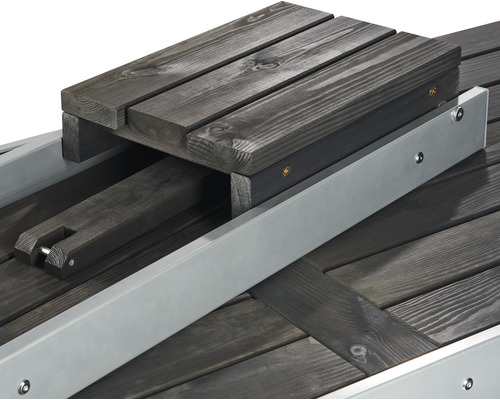 Detailansicht einer Holzbank mit verstellbarer Sitzfläche und Metallrahmen