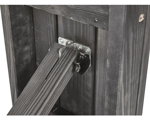 Detailansicht eines Holztisches mit Metallbeschlägen und einer Halterung für einen Flaschenöffner.