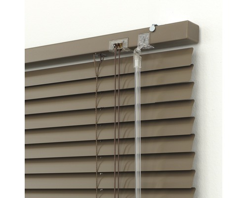 Horizontale Jalousie mit Bedienkette und Wendestab