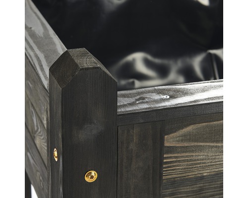 Detailansicht eines Hochbeets aus Holz mit Folie