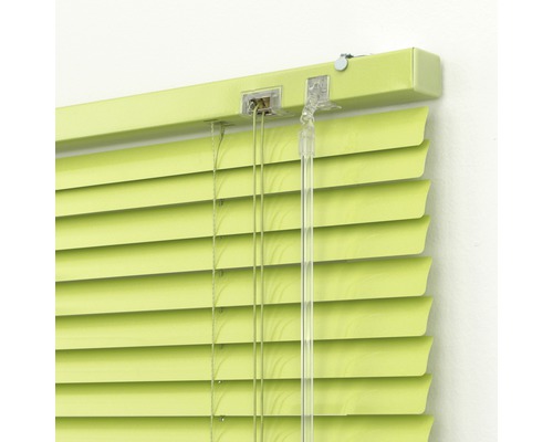 Nahaufnahme einer horizontalen Jalousie mit Lamellen und Zugschnüren