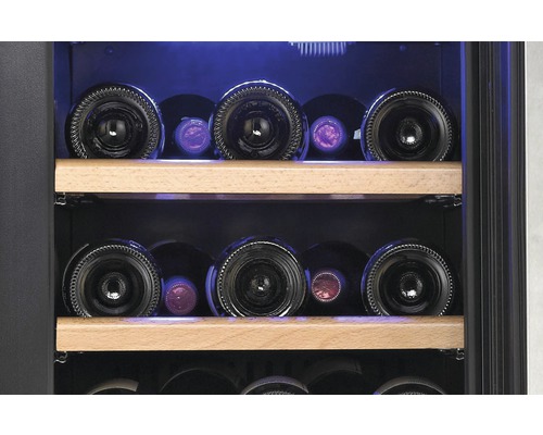 Weinregal mit mehreren Flaschen