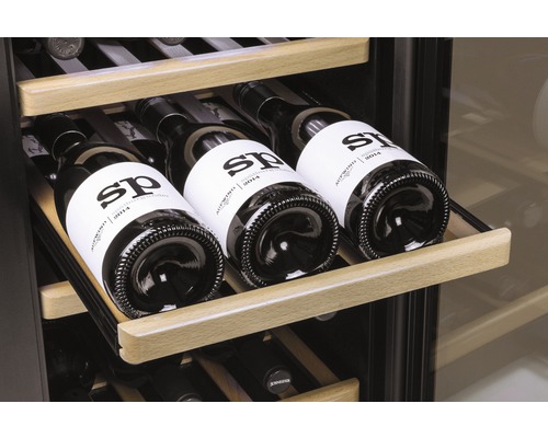 Weinkühlschrank mit Weinflaschen auf Holzböden