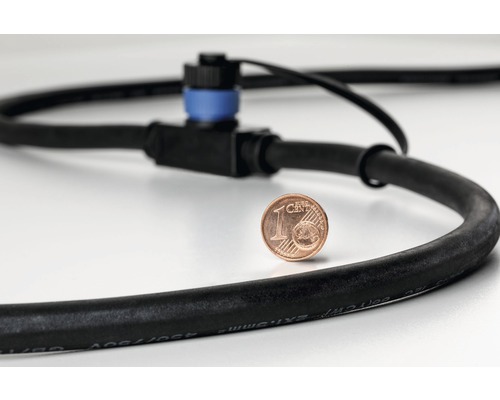 Schwarzes Erdkabel mit T-Stück und einem Cent zur Größenorientierung