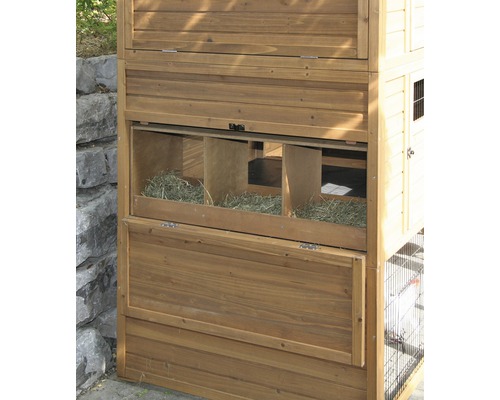Holzkaninchenstall mit Heu in den Nistkästen