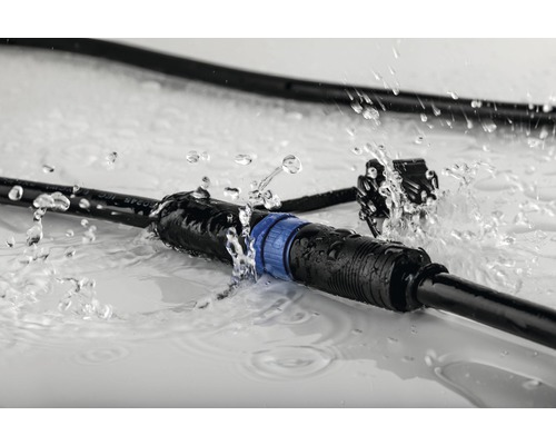Wasserdichter Kabelverbinder im Einsatz mit spritzendem Wasser