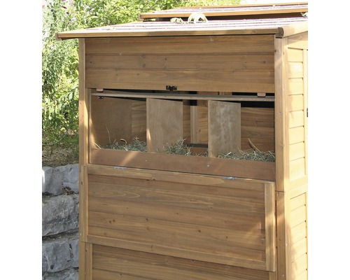Detailansicht eines Hühnerstalls mit Nistkasten aus Holz