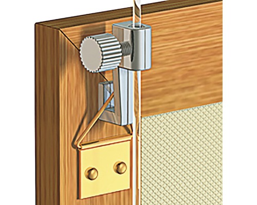 Detailansicht einer verstellbaren Fensterhalterung an einem Holzrahmen mit Moskitonetz