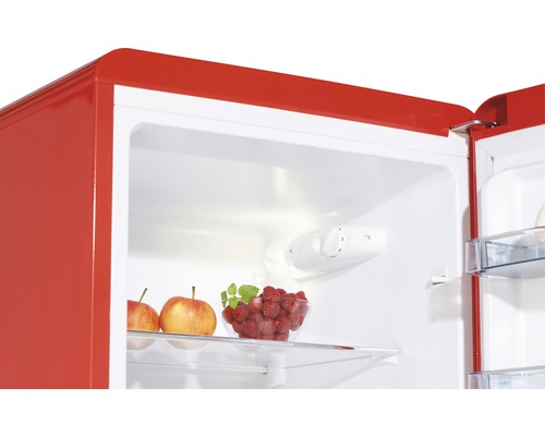 Innenansicht eines Kühlschranks mit Äpfeln und Himbeeren