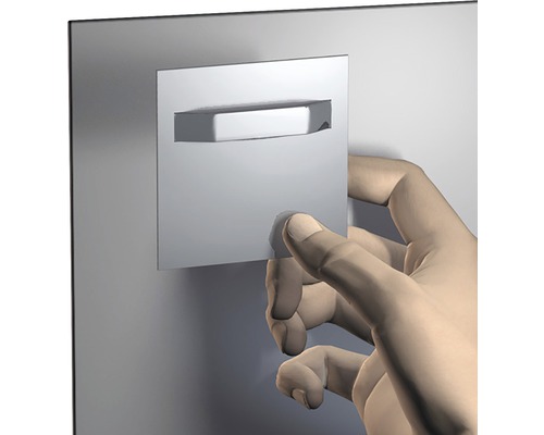 Eine Hand öffnet eine verspiegelte Schublade