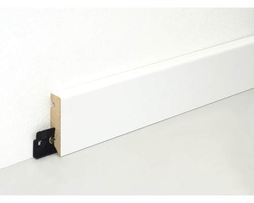 Weiße Fußleiste mit Befestigungsclip an einer Wand