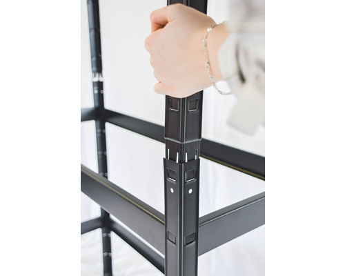 Montage eines Metallregals