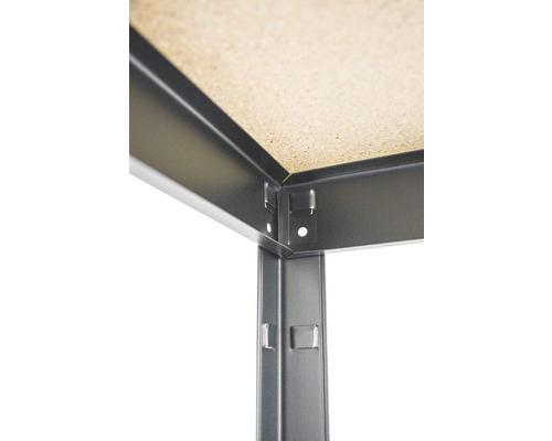 Detailansicht eines Metallregals mit Holzregalboden