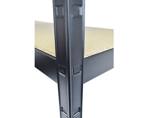 Detailansicht eines Metallregals mit Holzboden