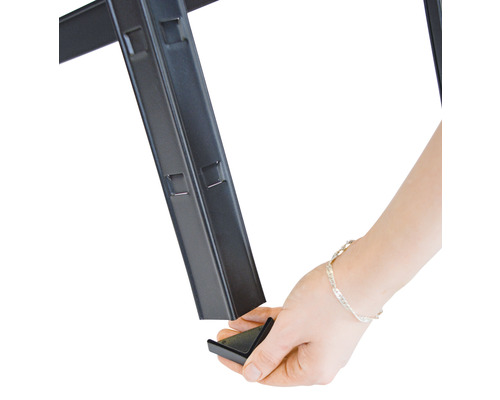 Hand setzt Eckstück an ein Metallregal