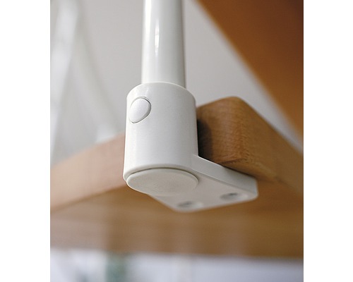 Detailansicht einer weißen Treppengeländerbefestigung an einer Holztreppenstufe.