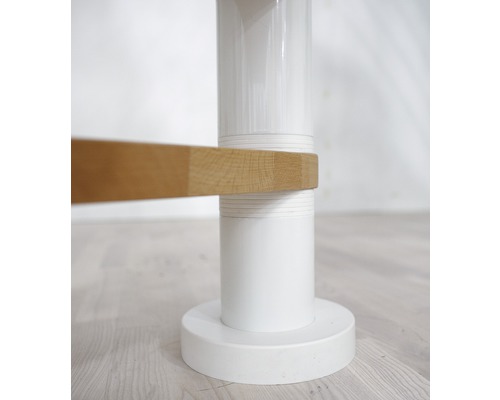 Detailansicht eines Tischbeins aus Holz und Kunststoff