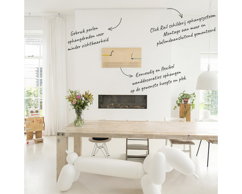 Heller Raum mit Click Rail Gemäldeaufhängungssystem, das an Wand und Decke montiert ist. Perlonseile sorgen für eine unauffällige Aufhängung von Wanddekorationen in gewünschter Höhe.