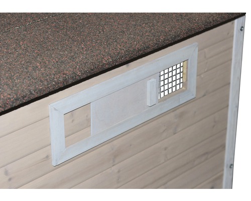 Detailansicht eines Holzhauses mit Schiebefenster und Lüftungsgitter