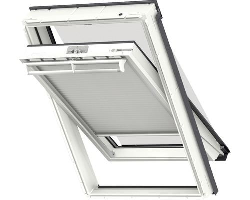 Geöffnetes Dachfenster mit innenliegendem Sonnenschutzrollo