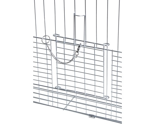 Detailansicht eines Drahtkäfigs mit Kettenverschluss
