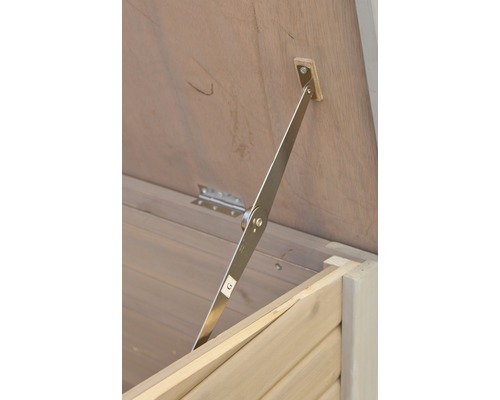 Detailansicht eines Holzaufbewahrungskastens mit einem Metallbeschlag zur Deckelstützung