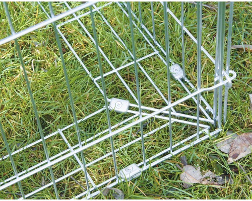 Detailansicht eines Tierkäfigs aus Metall auf Rasen