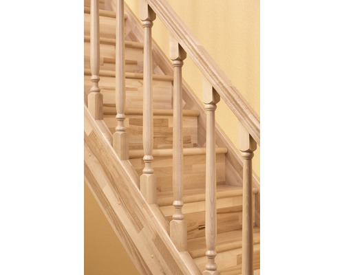 Holztreppe mit Geländer und Spindeln