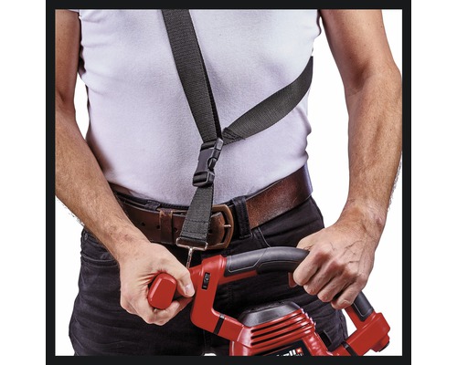 Person mit Laubbläser mit Tragegurt für komfortable Gartenarbeit