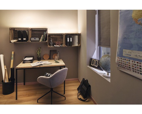 Büro mit Schreibtisch, Stuhl, Wandregalen und Weltkarte