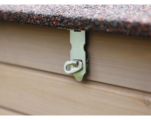 Detailansicht eines Gartenhauses mit Verschlussriegel aus Metall