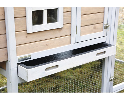 Detailansicht eines Hühnerstalls mit Schublade und Kerbl Logo