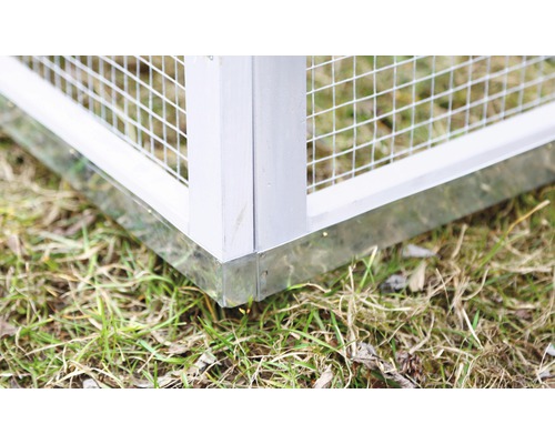 Detailansicht eines Kleintierstalls mit Drahtgitter und Metalleinfassung
