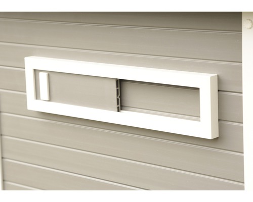 Detailansicht eines grauen Gerätehauses mit einem weißen Fensterrahmen