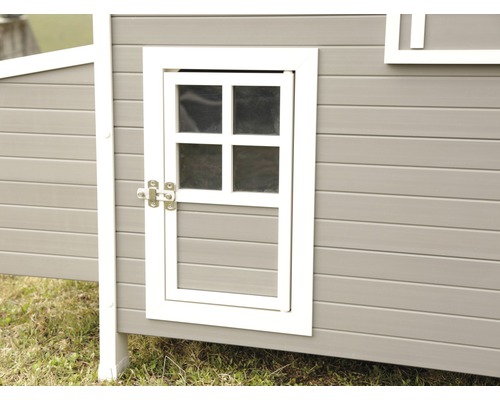 Detailansicht eines Holzspielhauses mit Fenster und Verschlussriegel