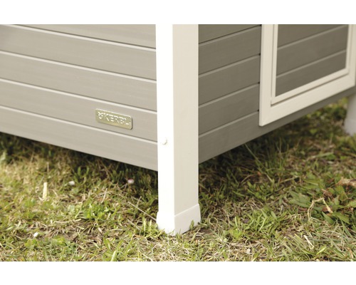 Detailansicht eines Kerbl Hundehauses mit Kerbl Logo.