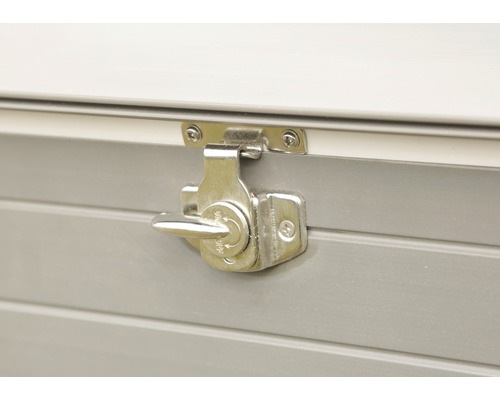 Detailansicht eines abschließbaren Metallschlosses an einem Aufbewahrungsschrank