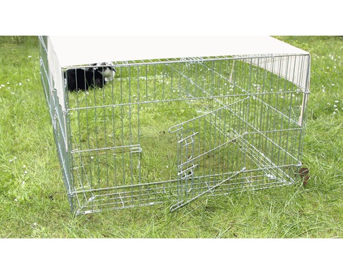 Kleintierstall mit Metallgitter und Stoffdach im Garten