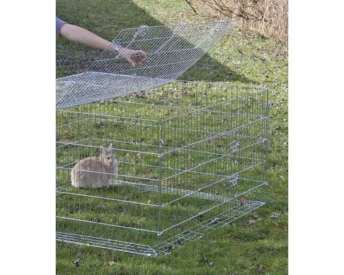 Freilaufgehege aus Draht mit Kaninchen und einer Person, die den Deckel öffnet