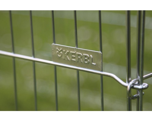 Detailaufnahme eines Metallzauns mit dem Kerbl Logo