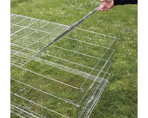 Geöffneter Metallkäfig für Kleintiere im Freien