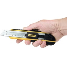 Stanley Logo auf einem Cuttermesser in einer Hand