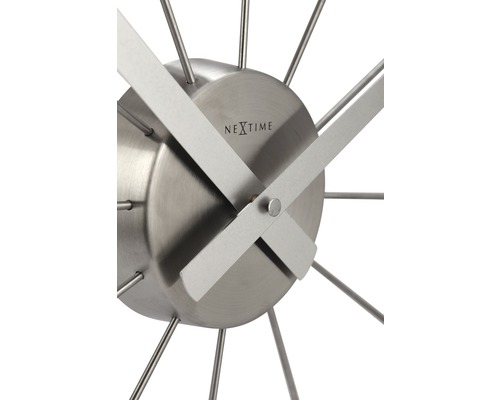 Detailaufnahme einer Nextime Wanduhr mit Zeigern und Speichen