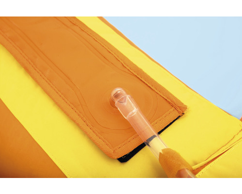 Detailansicht einer aufblasbaren Schwimmhilfe mit Ventil