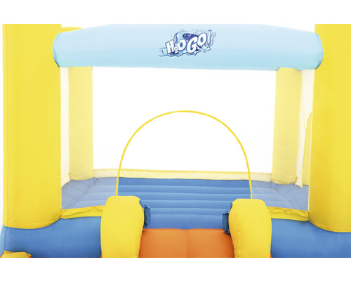 Detailansicht einer aufblasbaren Hüpfburg für den Garten.